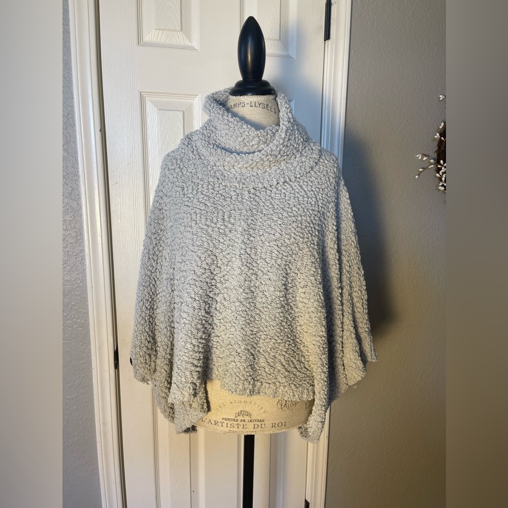 Romeo & Juliet Couture Gray Crowl Neck Pancho Sweater Size Medium